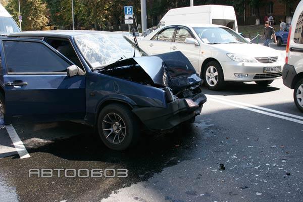 Крупное ДТП в Киеве, столкнулись сразу 5 автомобилей