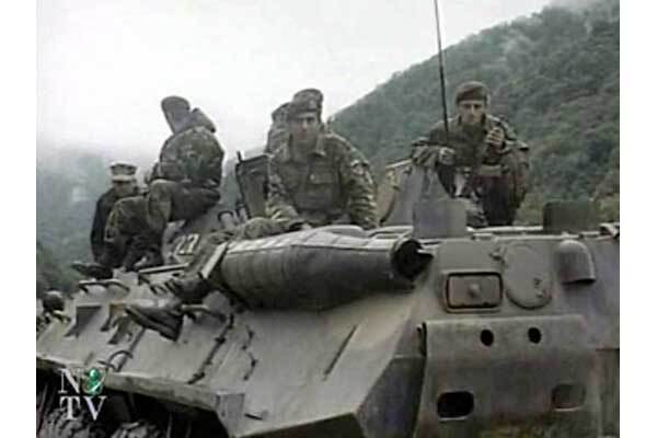 К Осетии со всех сторон подступают войска