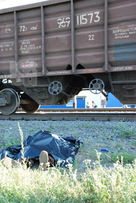 Трагедия на Петровке: товарный поезд убил мужчину (ВИДЕО)
