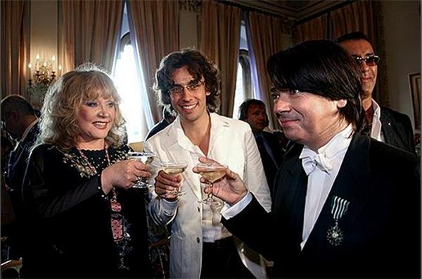 Примадонна выбрала себе свадебный наряд