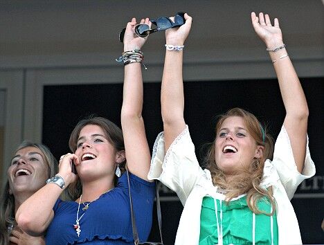 Герцогиня Йоркская с задранным подолом