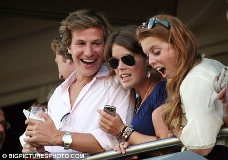 Герцогиня Йоркская с задранным подолом