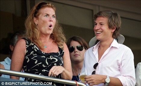 Герцогиня Йоркская с задранным подолом