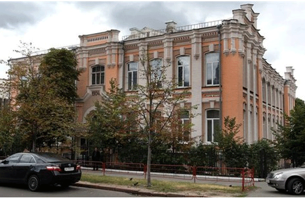 Дети политиков учатся в "престарелых" школах