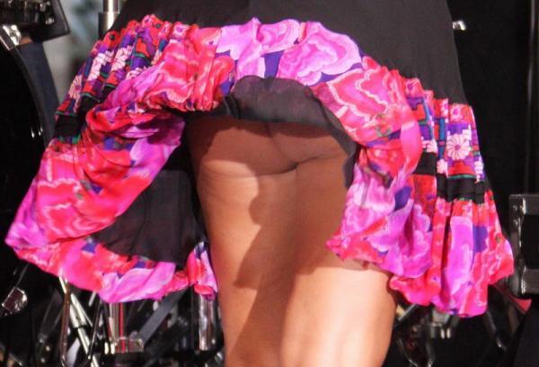 Джессика Симпсон блеснула ягодицами, языком и вторым подбородком