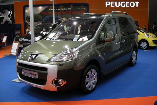 На Столичном Автошоу предложат автомобили, руку и сердце