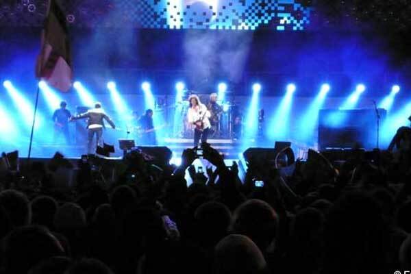 Фото дочери Брайена Мэя с концерта Queen в Харькове