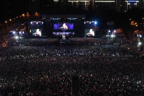 Фото дочери Брайена Мэя с концерта Queen в Харькове