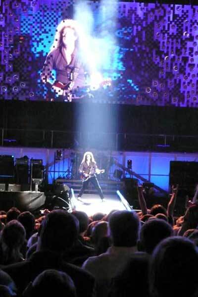Фото дочери Брайена Мэя с концерта Queen в Харькове