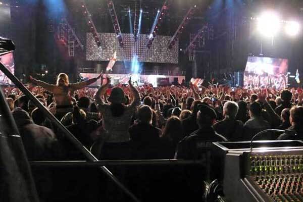 Фото дочери Брайена Мэя с концерта Queen в Харькове