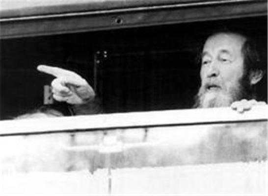 Нобелевский лауреат Солженицын был стукачом НКВД?