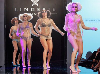 Эротическое шоу на подиуме (Фоторепортаж) на «ШоуОбозе»