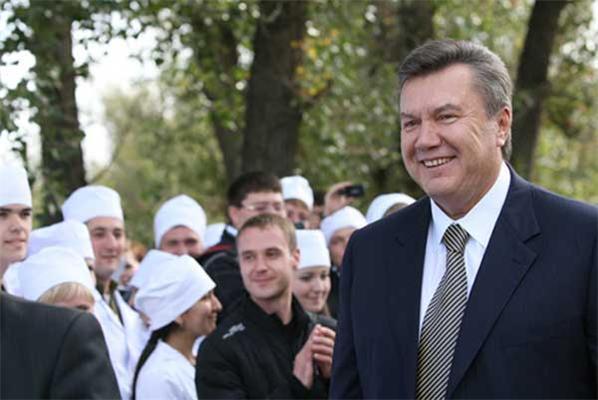 Янукович виявив виродків, що заважають дружити з РФ