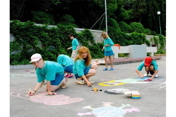 Дети Артека: "необходимо уничтожить всех бомжей и политиков"