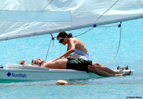 Маккартни зажимает любовницу на яхте, названной именем жены