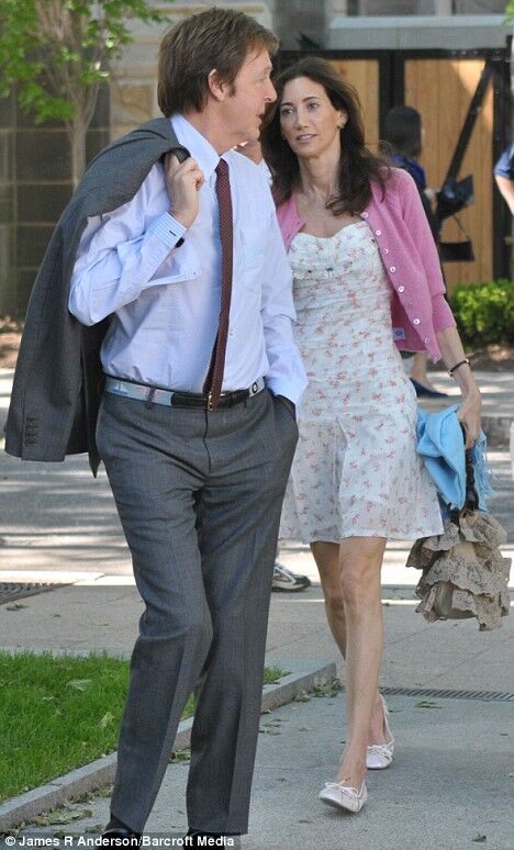 Маккартни зажимает любовницу на яхте, названной именем жены