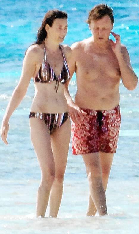 Маккартни зажимает любовницу на яхте, названной именем жены