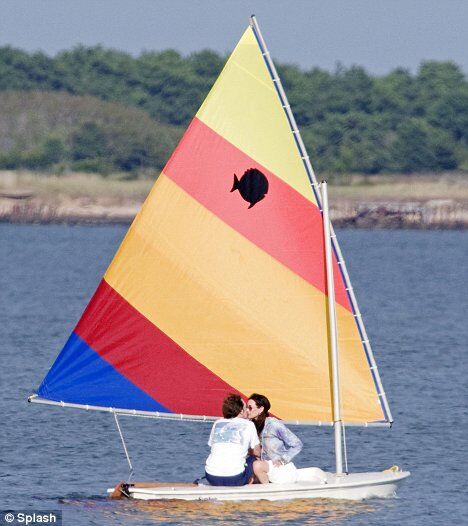 Маккартни зажимает любовницу на яхте, названной именем жены