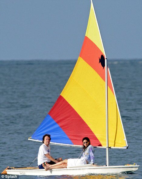 Маккартни зажимает любовницу на яхте, названной именем жены