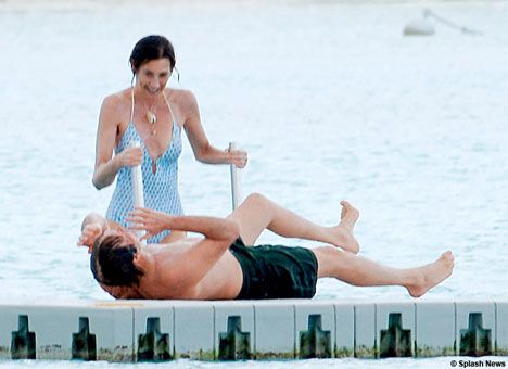 Маккартни зажимает любовницу на яхте, названной именем жены