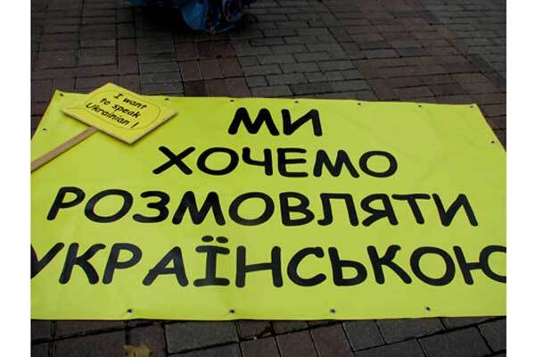 Премьер уверяет в преданности украинскому языку