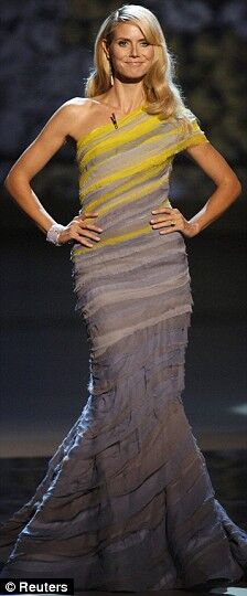 Хайди Клум больно уронили на вручении наград "Эмми"