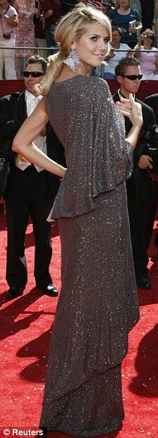 Хайди Клум больно уронили на вручении наград "Эмми"