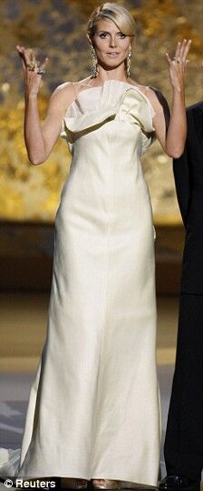 Хайди Клум больно уронили на вручении наград "Эмми"