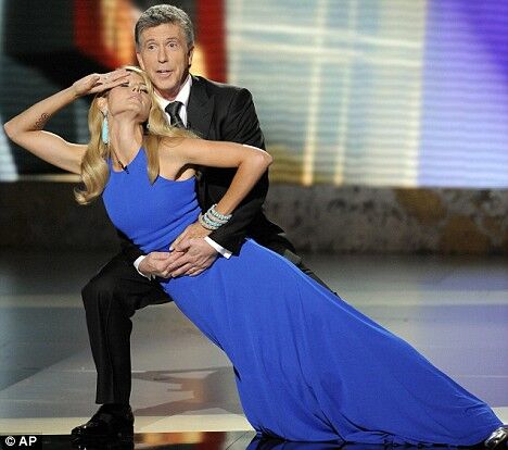 Хайди Клум больно уронили на вручении наград "Эмми"