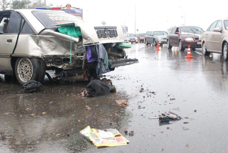 На улице Заболотного столкнулись четыре авто