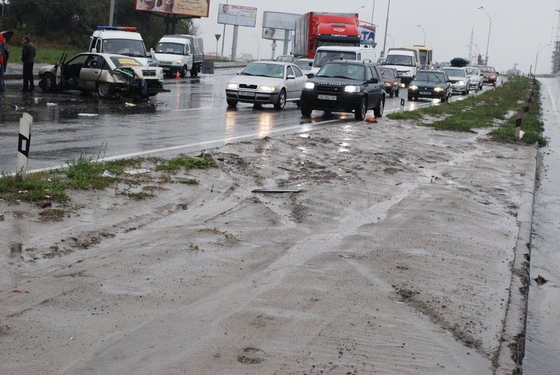 На улице Заболотного столкнулись четыре авто
