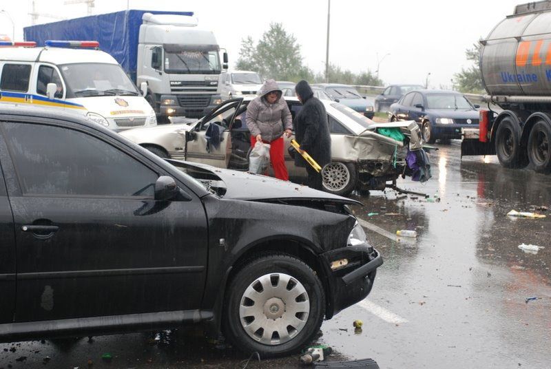 На улице Заболотного столкнулись четыре авто