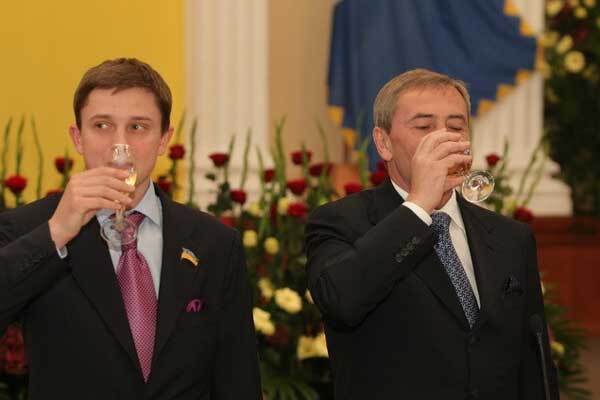 Топ-5 украинских политиков, которые чаще всех пьют на людях