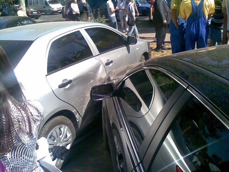 Жесть! Девушка на "Микро" разгромила парковку возле банка