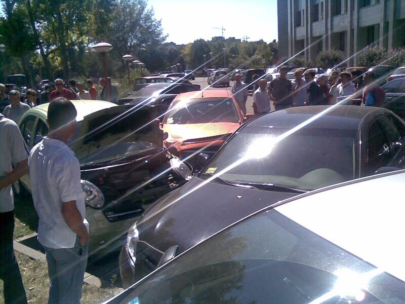 Жесть! Девушка на "Микро" разгромила парковку возле банка