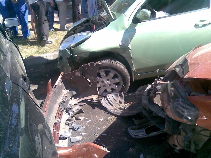 Жесть! Девушка на "Микро" разгромила парковку возле банка