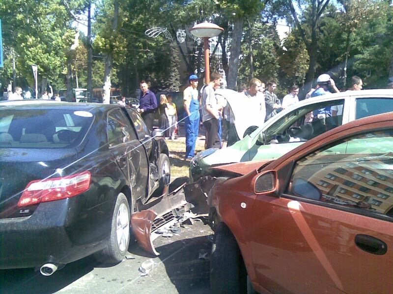 Жесть! Девушка на "Микро" разгромила парковку возле банка