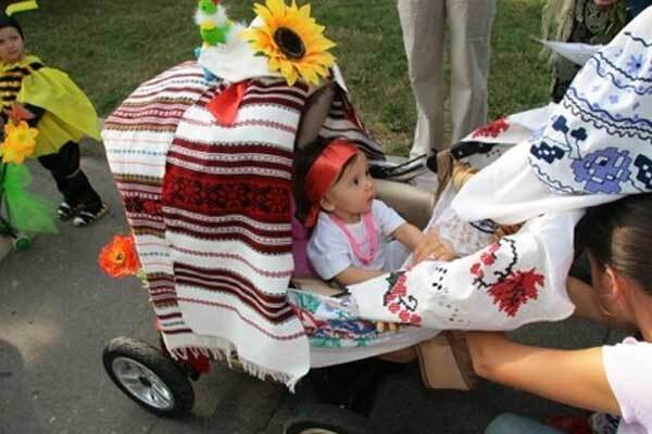 В Сумах прошел парад детских колясок
