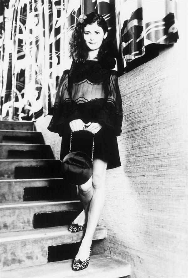 Одри Тоту в образе дешевой проститутки