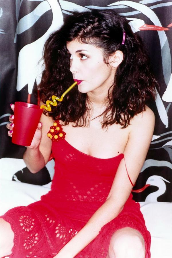 Одри Тоту в образе дешевой проститутки