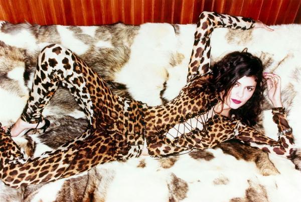 Одри Тоту в образе дешевой проститутки