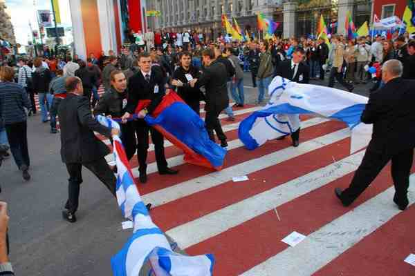 Европейцы жгут российские флаги из-за газа
