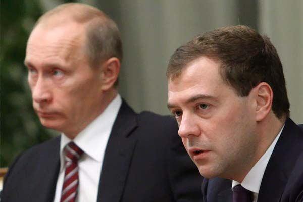 Между Медведевым и Путиным первые разногласия