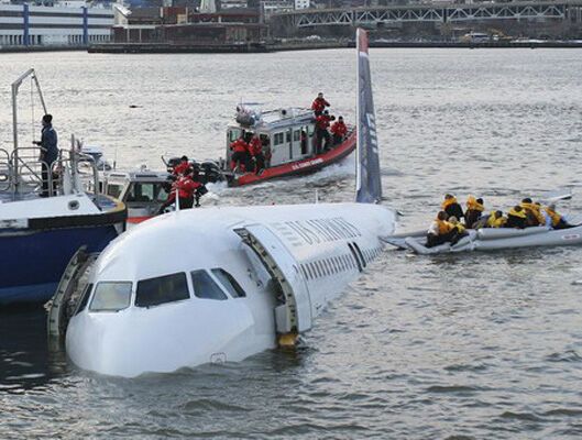 В Нью-Йорке утонул пассажирский самолет