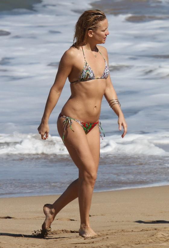 Кейт Хадсон забыла надеть грудь под бикини