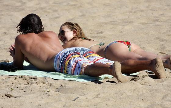 Кейт Хадсон забыла надеть грудь под бикини