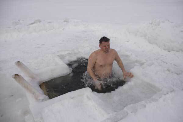 На крещенском купании 70 человек провалились под лед