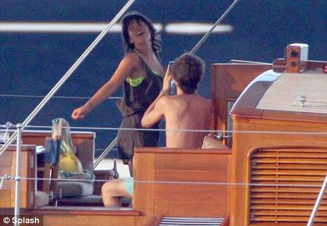 Лили Аллен жирует на яхте с миллионером