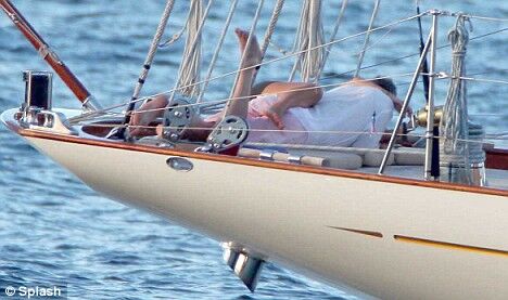 Лили Аллен жирует на яхте с миллионером