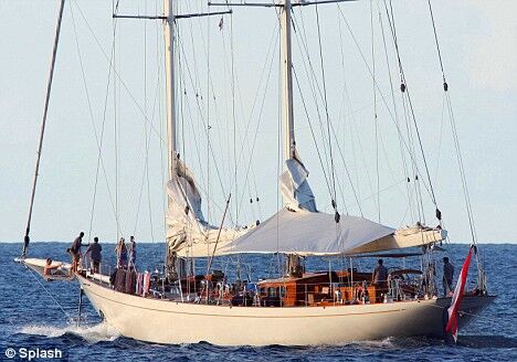 Лили Аллен жирует на яхте с миллионером